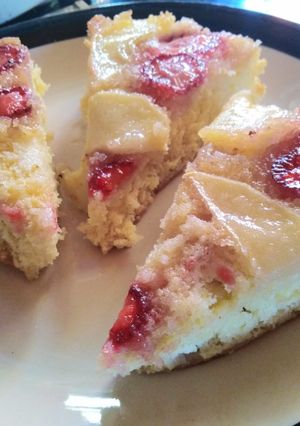 Una foto de Torta invertida con frutas de estación