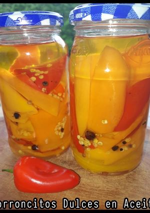 Una foto de Morroncitos Dulces en Aceite Con Mix de Pimientas
