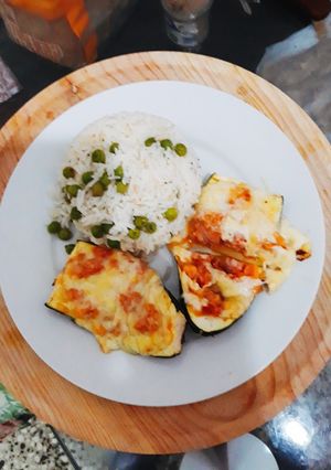 Una foto de Relleno de calabacín acompañado con arroz blanco
