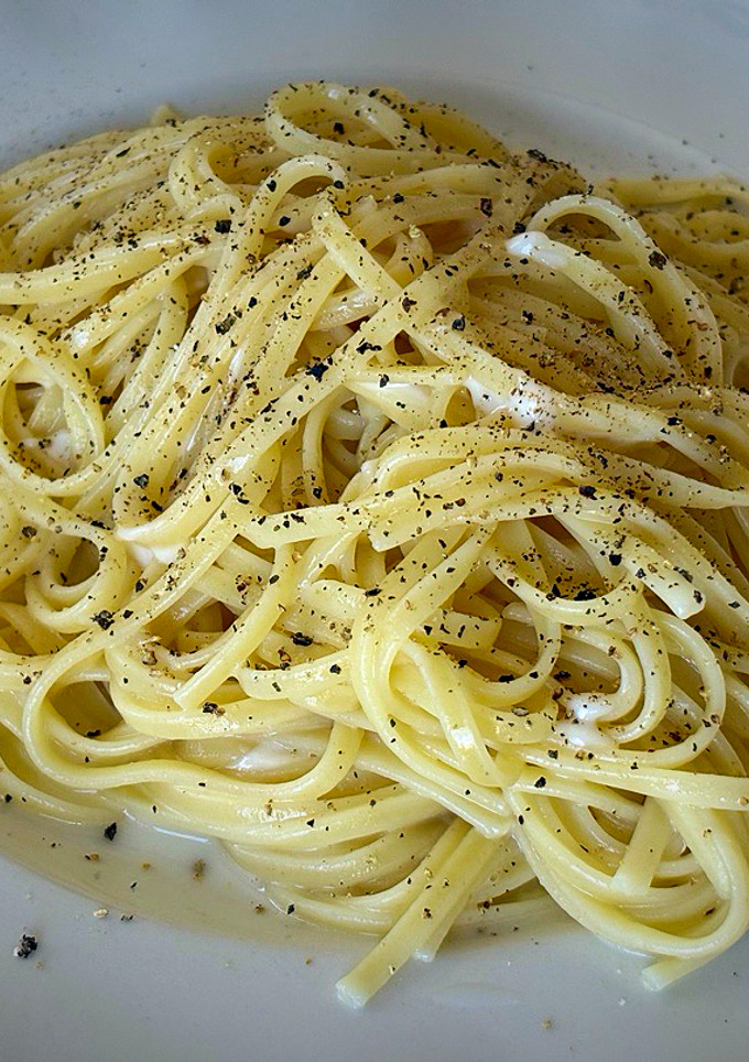 Una foto de Linguini cacio e pepe