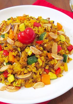 薑黃、彩蔬、肉丁、紅藜麥炒飯 的食譜成品照片