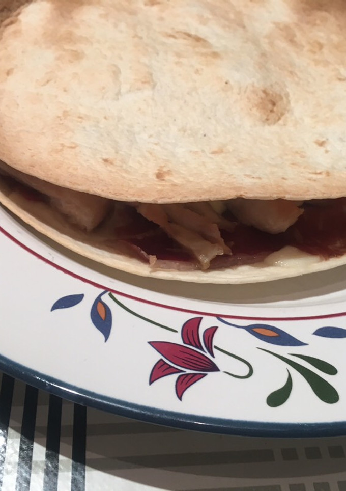 Una foto de Quesadilla de jamón y pollo
