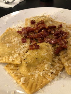 Una foto de Ravioli ricotta y espinacas con tocineta
