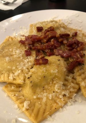 Una foto de Ravioli ricotta y espinacas con tocineta