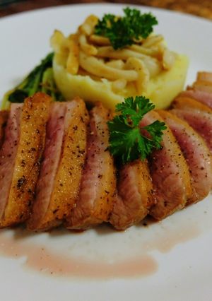 รูปของ สเต๊กอกเป็ดซอสแอปเปิ้ล เสิร์ฟคู่มันบด และเห็ดผัดเนย Duck Breast Steak with Apple Sauce