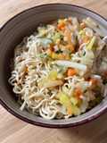 Wok de légumes avec des sachets de nouilles chinoise instantanées