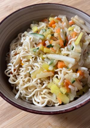 Une photo de Wok de légumes avec des sachets de nouilles chinoise instantanées