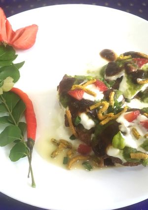 दही वडा चाट (Dahi Vada Chat Recipe In Marathi) रेसिपी चे मुख्य फोटो 