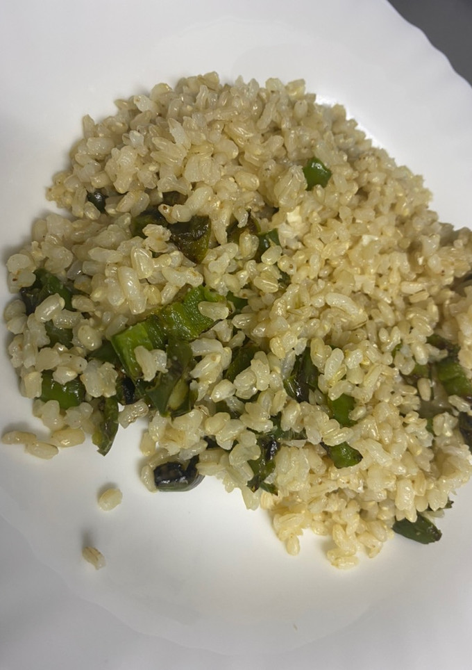 Una foto de Arroz integral con ajo y pimiento verde