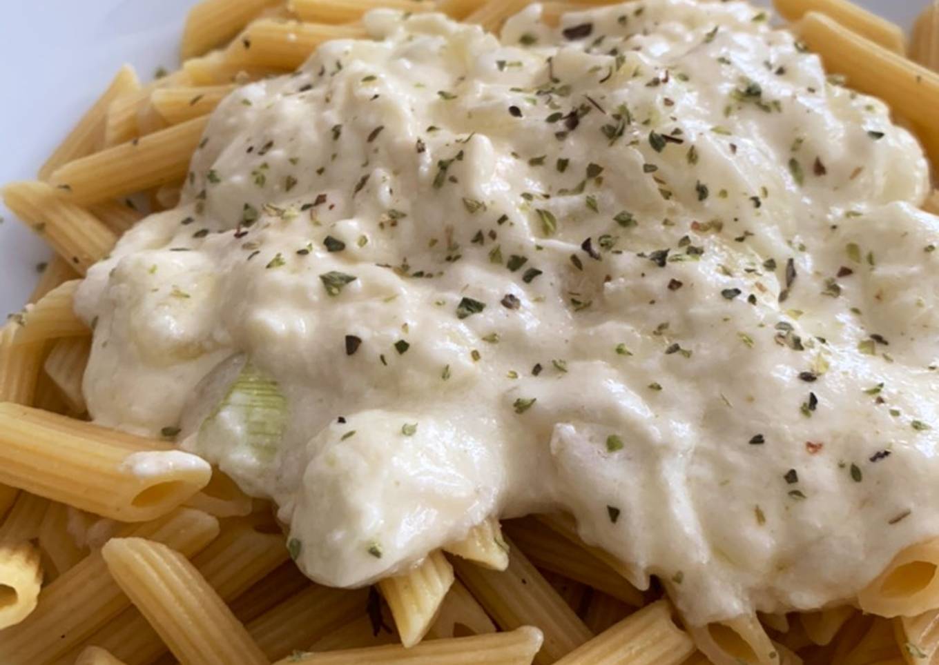 Macarrones con salsa de cebolla y quesos