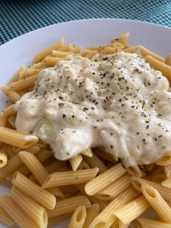 Una foto de Macarrones con salsa de cebolla y quesos