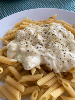 Una foto de Macarrones con salsa de cebolla y quesos