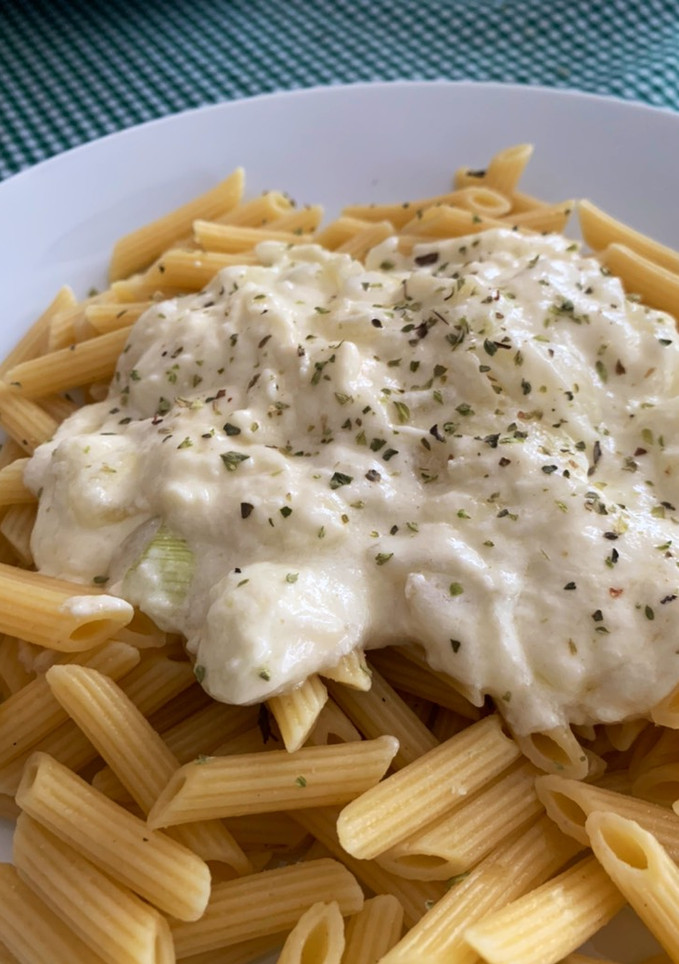 Una foto de Macarrones con salsa de cebolla y quesos