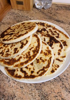Una foto de Pan con patatas en sartén (plăcinte cu cartofi fără dospit)
