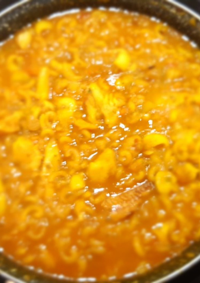 Una foto de Fideuá de merluza y calamares