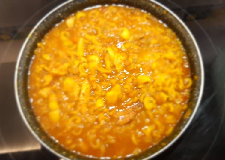 Fideuá de merluza y calamares