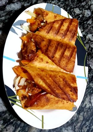 A picture of Cheesy chicken tortillas.