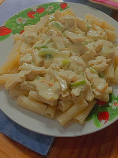 Una foto de Tallarines con salsa blanca y champiñones