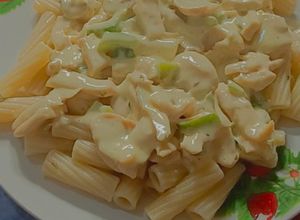 Una foto de Tallarines con salsa blanca y champiñones