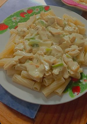 Una foto de Tallarines con salsa blanca y champiñones