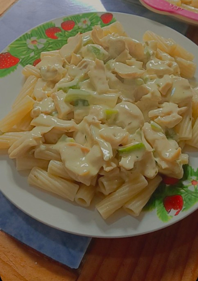 Una foto de Tallarines con salsa blanca y champiñones