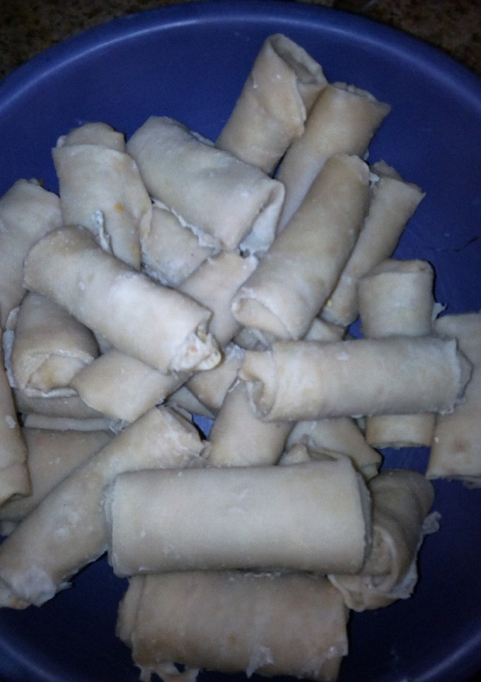 A picture of Wrapping of spring roll.