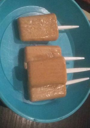 Una foto de Helados de banana y dulce de leche cremosos