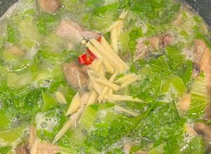 Hình của món Canh gà phi lê nấu cải bẹ và nấm mỡ.