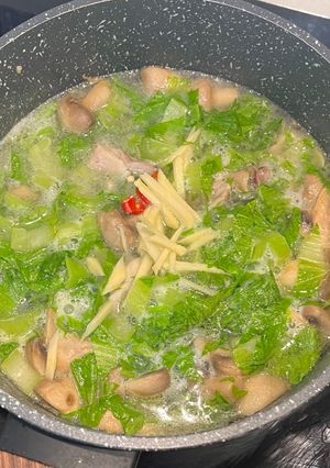 Hình của món Canh gà phi lê nấu cải bẹ và nấm mỡ.
