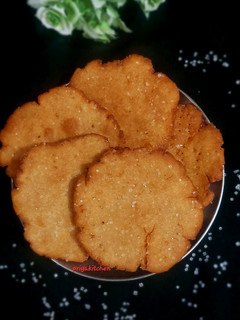 मीठी खस्ता आटा पूरी(meethi khasta aata poori recipe in hindi) रेसिपी मुख्य फोटो