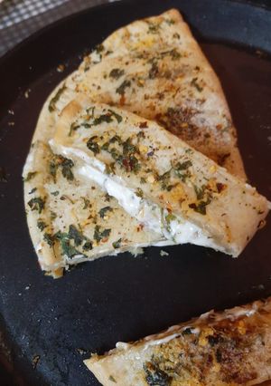 গার্লিক ব্রেড(garlic bread recipe in Bengali) রেসিপির প্রধান ছবি