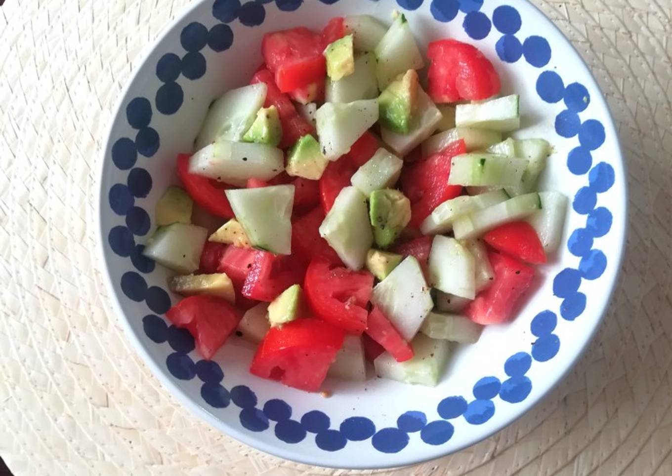 Ensalada de pepino, tomate y aguacate