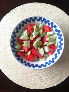 Una foto de Ensalada de pepino, tomate y aguacate