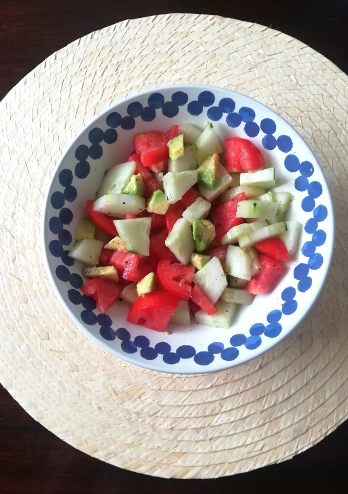 Una foto de Ensalada de pepino, tomate y aguacate