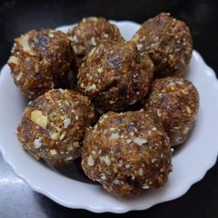 A picture of Dates laddu.