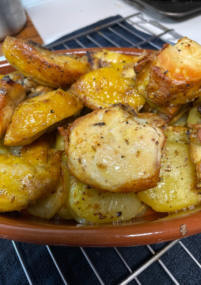 Una foto de Pollo al horno con patatas