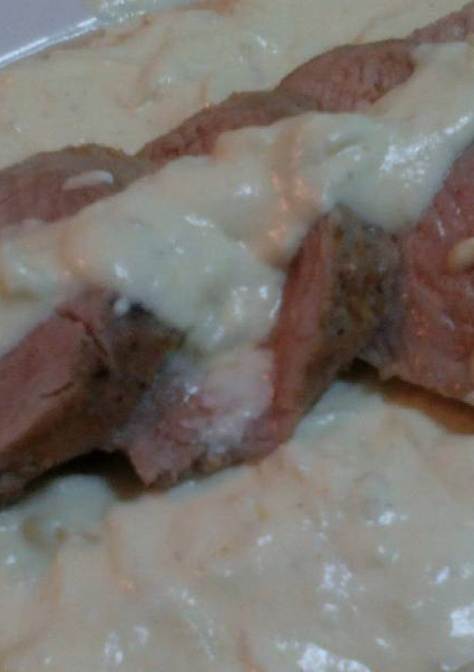 Una foto de Solomillo de cerdo con salsa de queso