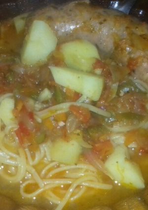 Una foto de Salsa De chorizo De Cerdo y Fideos 🐷🍝
