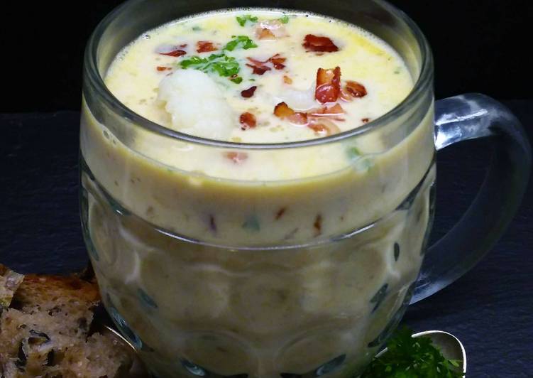 Karfiol (Blumenkohl) - Pastinaken-Suppe mit gebratenem Speck