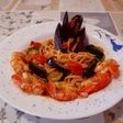 Espaguetis🍝 con verduras, gambones y mejillones en salsa picante