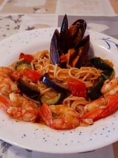 Una foto de Espaguetis🍝 con verduras, gambones y mejillones en salsa picante
