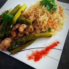 Une photo de Riz sauce soja aux asperges et poulet