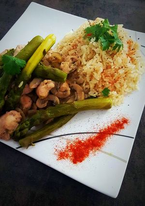 Une photo de Riz sauce soja aux asperges et poulet