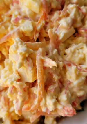 Фото Простой салат с крабовыми палочками и корейской морковкой.