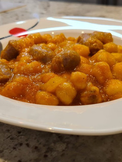 Una foto de Garbanzos en salsa de piquillos y tomate con salchichas frescas