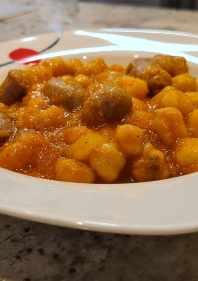 Una foto de Garbanzos en salsa de piquillos y tomate con salchichas frescas