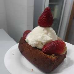 Foto principal de Postre de torta de banano🍌 con helado 🍦y fresas🍓 facilísimo