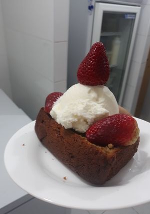 Una foto de Postre de torta de banano🍌 con helado 🍦y fresas🍓 facilísimo