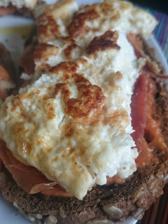 Una foto de Tostadas con jamón serrano, salmorejo y tortilla