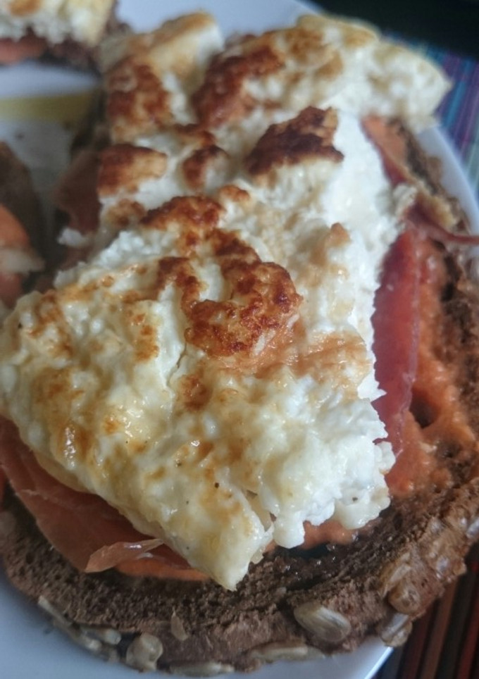 Una foto de Tostadas con jamón serrano, salmorejo y tortilla